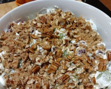 👉 Creamy Grape Salad with Pecan Topping