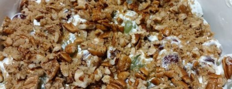 👉 Creamy Grape Salad with Pecan Topping