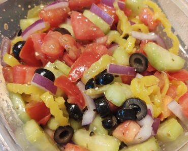 👉 Customizable Mediterranean Salad