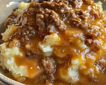 👉Ground Beef and Gravy Over Mashed Potatoes