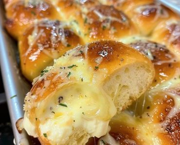 👉Garlic Cream Cheese Hawaiian Rolls