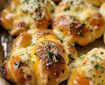 👉Cheese-Filled Garlic Knots