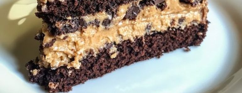 👉PeanutButter EarthquakeCake