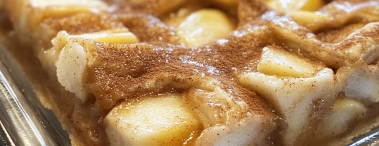 👉Cinnamon Roll Apple Pie Bars