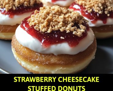 👉StrawberryStuffed Donuts