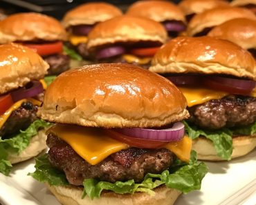 👉Maple Bacon Bourbon Cheeseburger Sliders 👉Maple Bacon Bourbon Cheeseburger Sliders